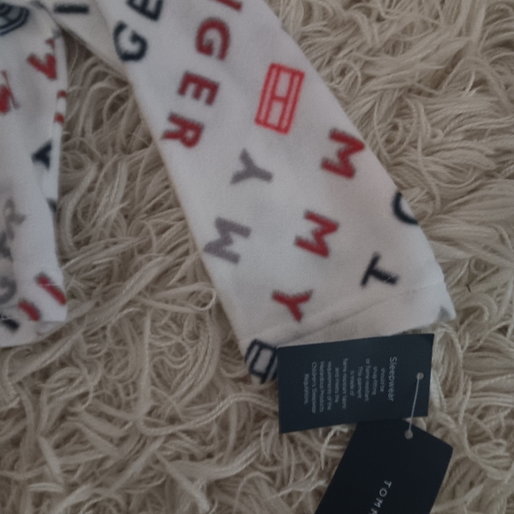 Tommy Hilfiger Boys/Girls Fleece Pullover Top Size 6/7 NWT - Picture 3 of 3